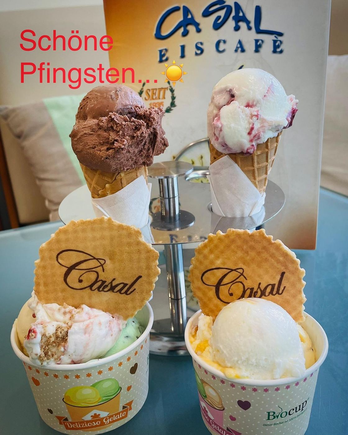 Zwei Becher mit hausgemachtem Eis und Casal-Waffel