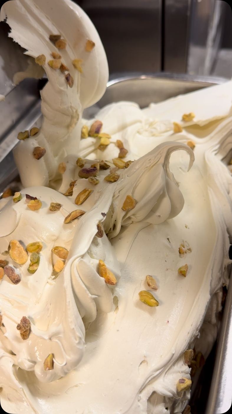 Cremiges helles Eis wird portioniert