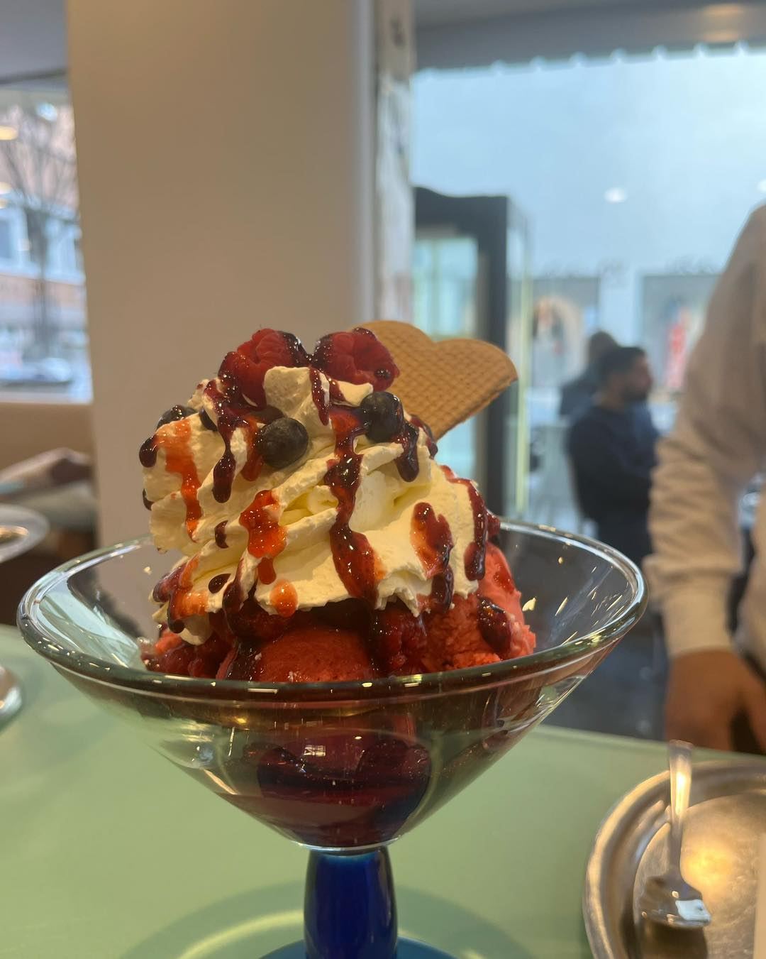 Eisbecher mit Erdbeeren und Sahne