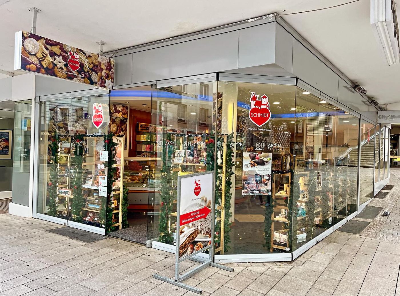 Das Eiscafé Casal von außen in der Fußgängerzone