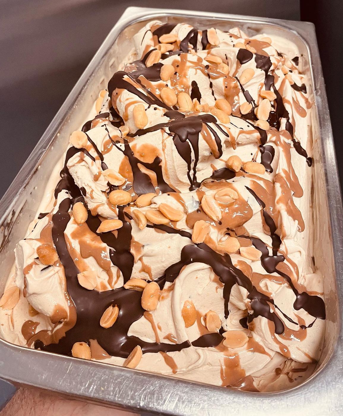 Eis mit Schokolade, Karamell und Nüssen