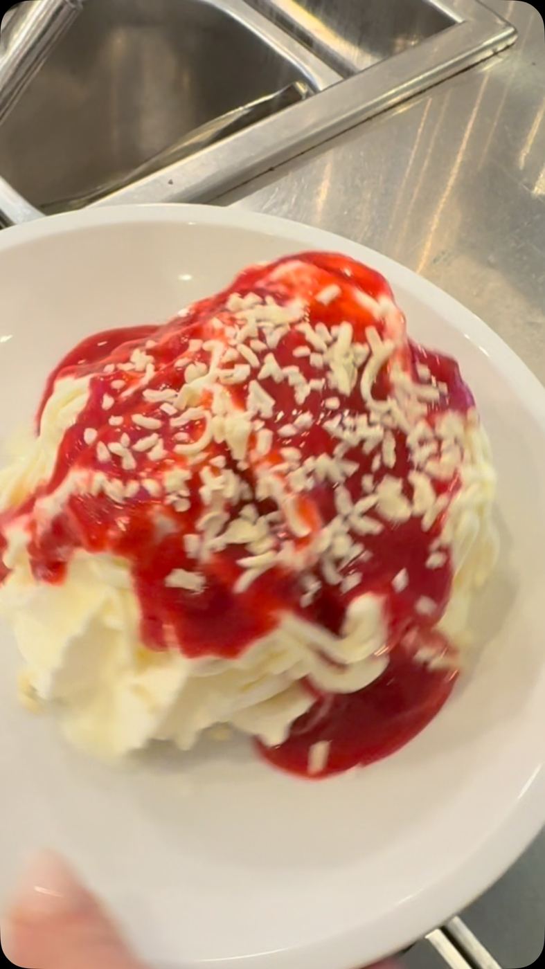 Spaghetti-Eis mit Erdbeersoße